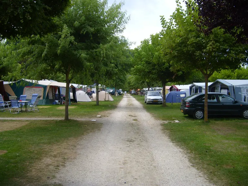 Photo: Karl-Heinz Böhm / CC BY-SA 3.0, via Wikimedia Commons Campingplatz Le Curtelet in F 73610 Lepin le lac, am See