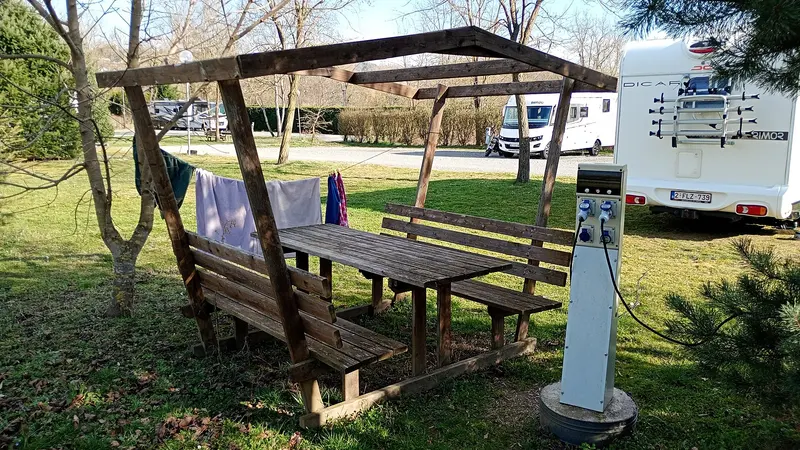 Photo: Elgaard / CC BY-SA 4.0, via Wikimedia Commons Aire CC Vichy picnic table