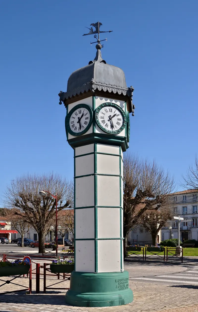 Jarnac 16 Horloge Coutençon, about 1.8 km from Vignoble des Bergeronnettes