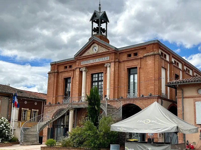 Lafrançaise - hôtel de ville, about 0.4 km from Camping du Lac