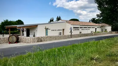 Photo: La Royère Huile & Vin / CC BY-SA 4.0, via Wikimedia Commons