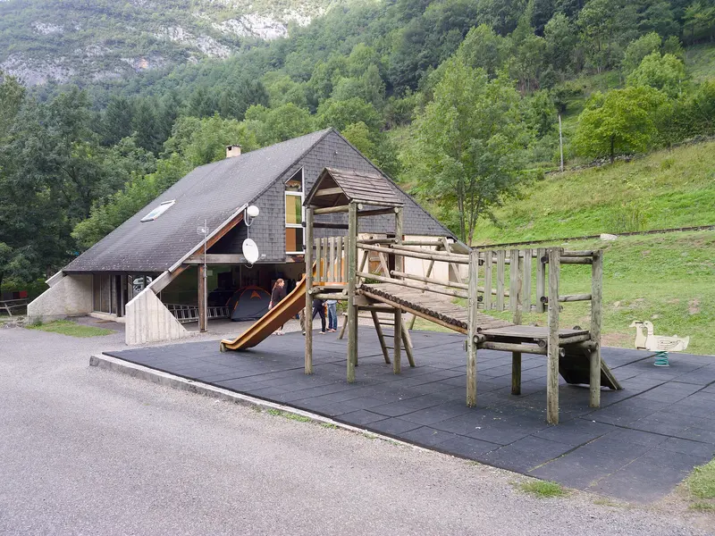 Camping Gave d'Aspe Urdos aire de jeux salle de récréation