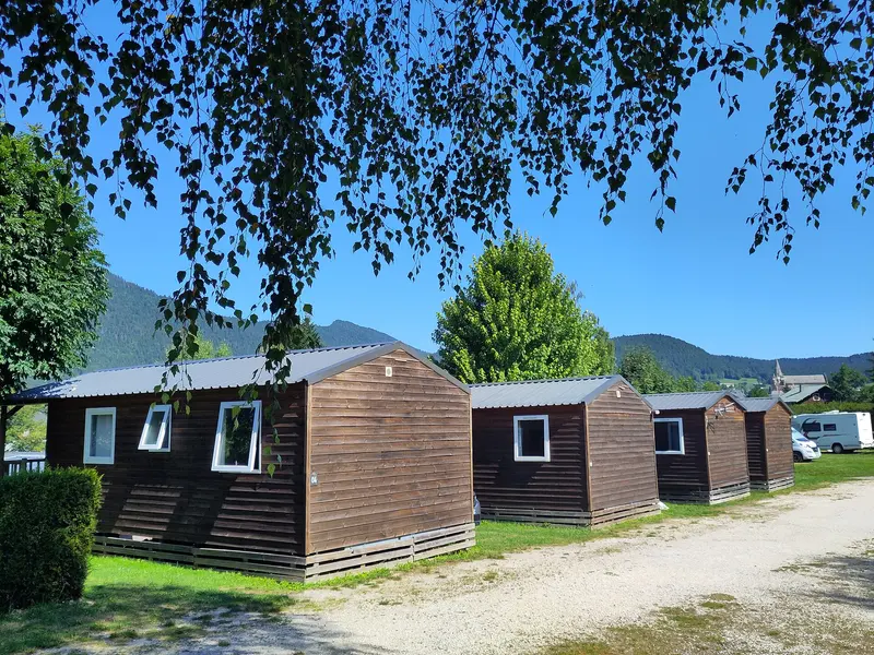 Rangée de mobil homes dans le camping le Vercors à Autrans