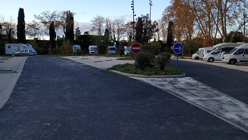 Photo: Elgaard / CC BY-SA 4.0, via Wikimedia Commons Aire de Sauclières - Béziers