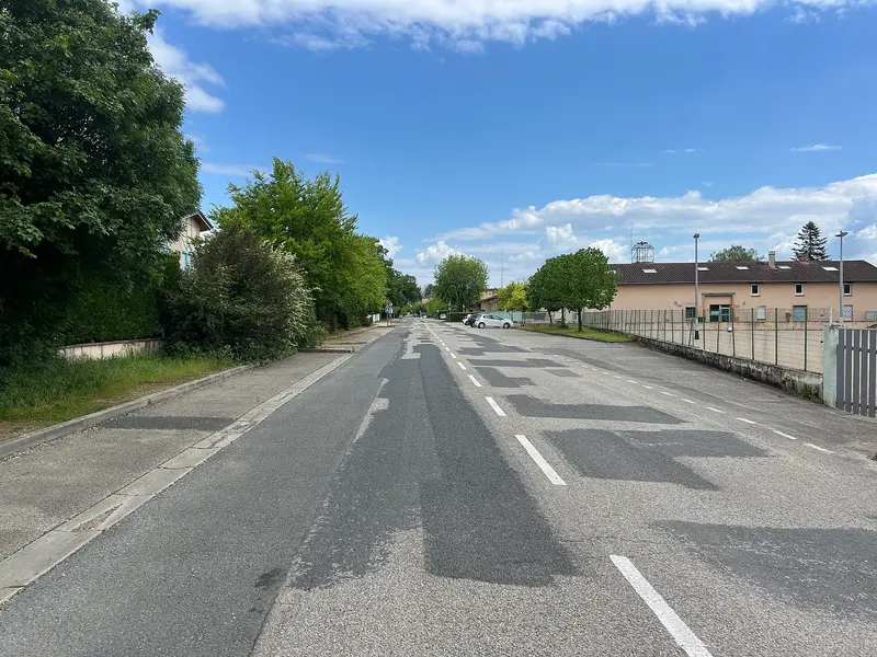 Avenue Sports - Pont-de-Veyle (FR01), about 0.1 km from Aire de service de Pont-de-Veyle
