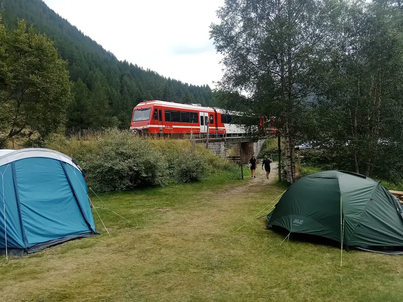 Photo: Rémih / CC BY-SA 4.0, via Wikimedia Commons Mont-Blanc Express @ Camping Les Montets