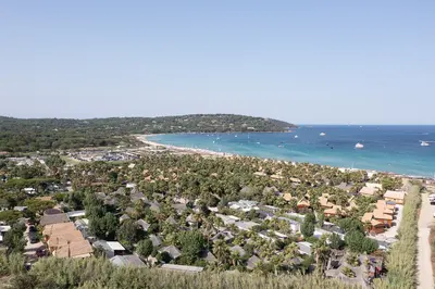 Photo: dronepicr / CC BY 2.0, via Wikimedia Commons