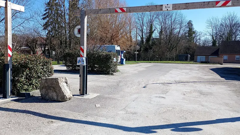 Aire CC Bucey-lès-Gy height restrictors