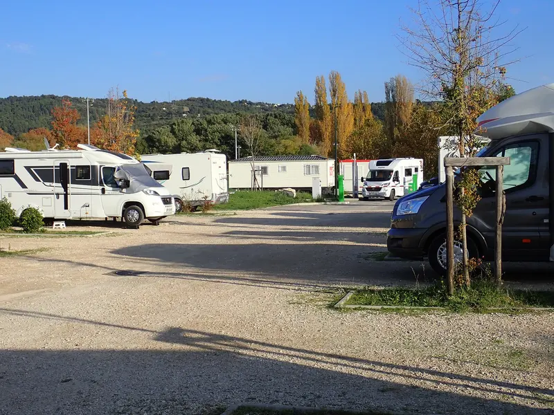 Photo: Elgaard / CC0, via Wikimedia Commons Aire CAMPING-CAR PARK Apt Lumière Luberon arriving motorhome