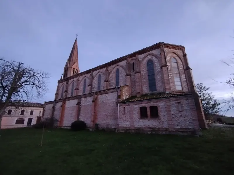 Photo: TeulièreEric / CC BY-SA 4.0, via Wikimedia Commons Église Saint-Laurent de Faudoas - coté arrière campagne