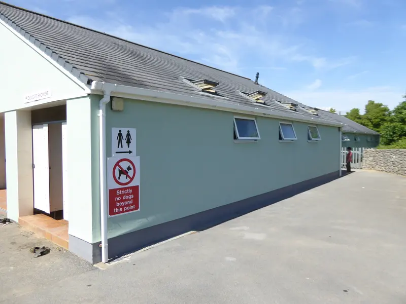 Photo: David Smith / CC BY-SA 2.0, via Wikimedia Commons Shower block, Hillend caravan and camp site