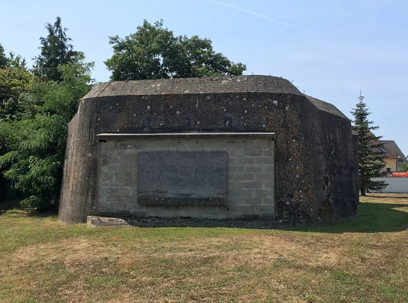 Morris battery-2-CollevilleSurMer, about 0.6 km from Aire de camping-cars de Colleville-Montgomery