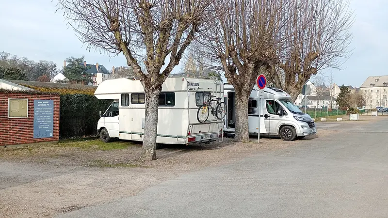 Photo: Elgaard / CC BY-SA 4.0, via Wikimedia Commons Meung-sur-Loire Aire camping-cars castle