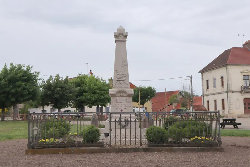 Perrigny-sur-l'Ognon (21) Monument aux morts, about 1.7 km from Camping Municipal d'Heuilley-sur-Saône