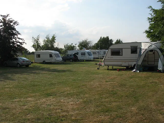 Photo: Stephen Craven / CC BY-SA 2.0, via Wikimedia Commons Caravan site at Yatehouse Farm