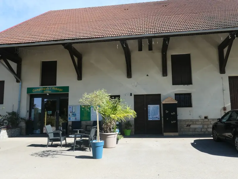 Photo: Florence V. / CC BY-SA 4.0, via Wikimedia Commons Bonlieu - Camping de l'Abbaye - Boîte à livres