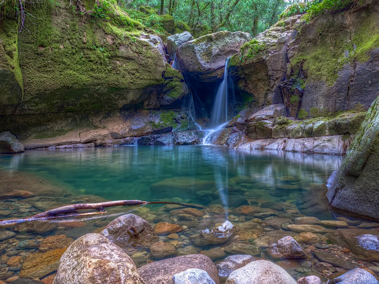 Devil's Punchbowl Falls