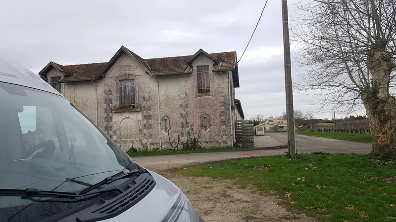 Photo: Elgaard / CC BY-SA 4.0, via Wikimedia Commons Pestoury motorhome stopover building