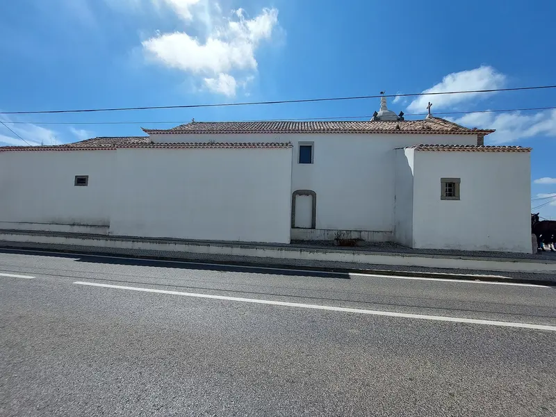 Fachada lateral esquerda da Igreja Paroquial de Serra d'El-Rei, near Serra de El-Rei