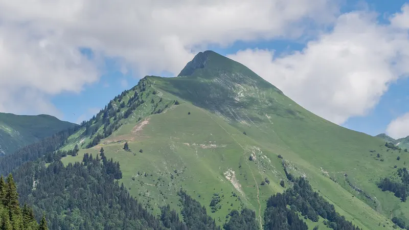Pointe d'Uble from Le Praz-De-Lys, about 0.2 km from Aire de camping-car du Praz de Lys