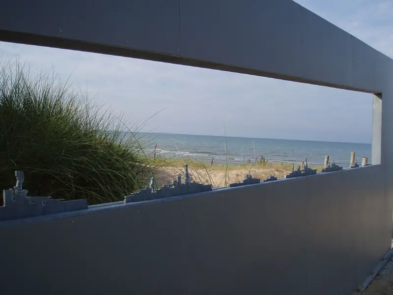 Juno Beach, about 1.0 km from Aire de camping-car communale du Parc de l'Edit à Courseulles-sur-Mer