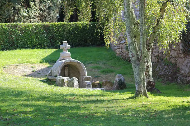 Feunteun Sant-Filber, about 0.3 km from Pommeraie de l'Océan