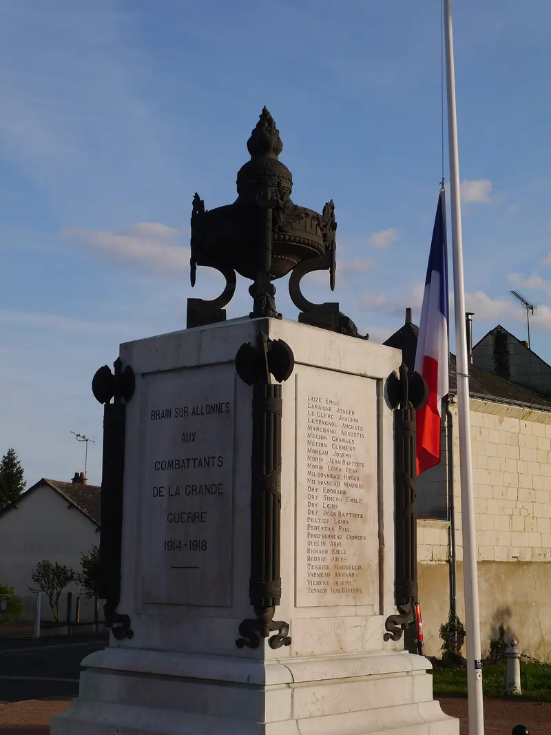 49 Brain-sur-Allonnes monument aux morts, about 0.4 km from Aire Camping-car Brain-sur-Allonnes