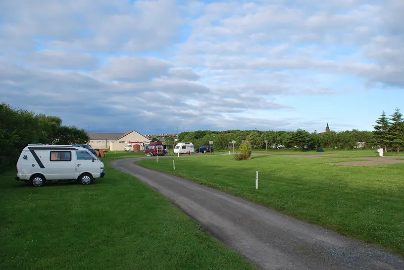 Photo: Leo / CC BY-SA 2.0, via Wikimedia Commons Pickaquoy campsite, Kirkwall, Orkney
