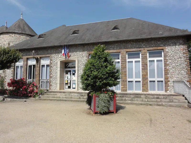 Fresnay-sur-Sarthe, mairie, about 0.7 km from Le Sans Souci