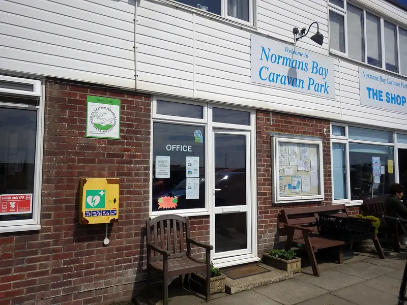 Photo: Alexis Markwick / CC0, via Wikimedia Commons Defibrillator, Normans Bay Caravan Park, Normans Bay, Pevensey
