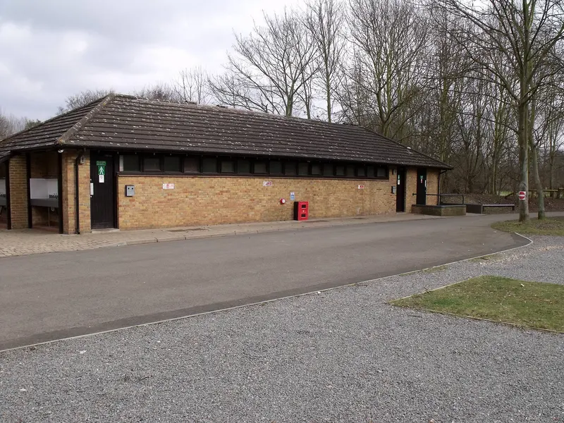 Photo: Paul Shreeve / CC BY-SA 2.0, via Wikimedia Commons Facilities Block, East site, Ferry Meadows Caravan Club Site
