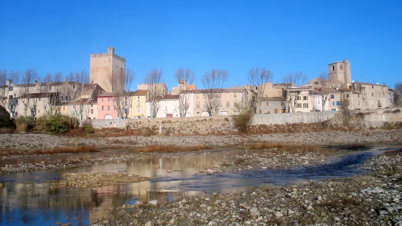 FabrezanVuDepuisLaRiveDeLaNielle, about 0.4 km from Aire Fabrezan, la porte des Corbières