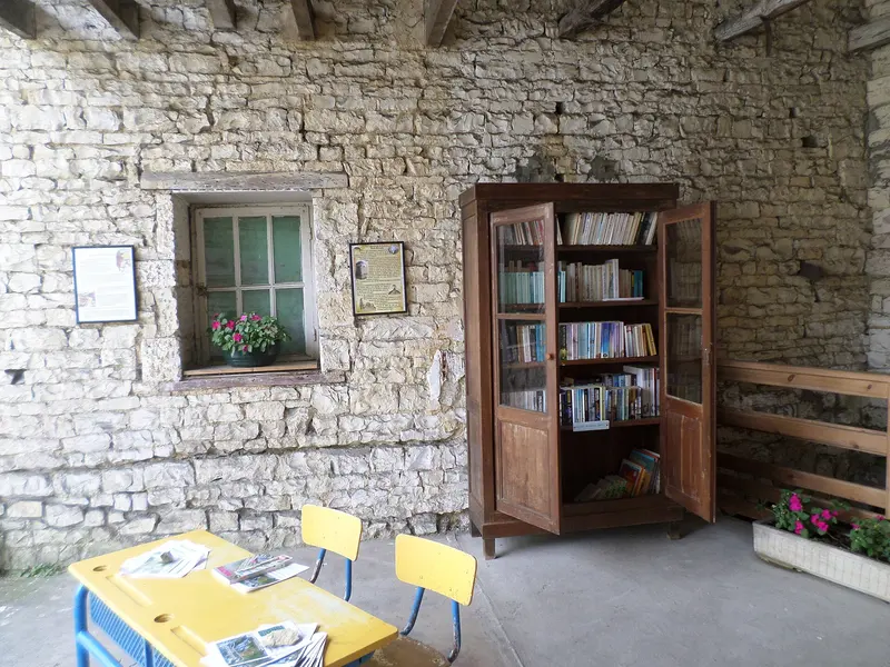 Dampierre-sur-Boutonne - Rue de la Poste - boîte à livres, about 0.1 km from Camping Municipal de Dampierre-sur-Boutonne