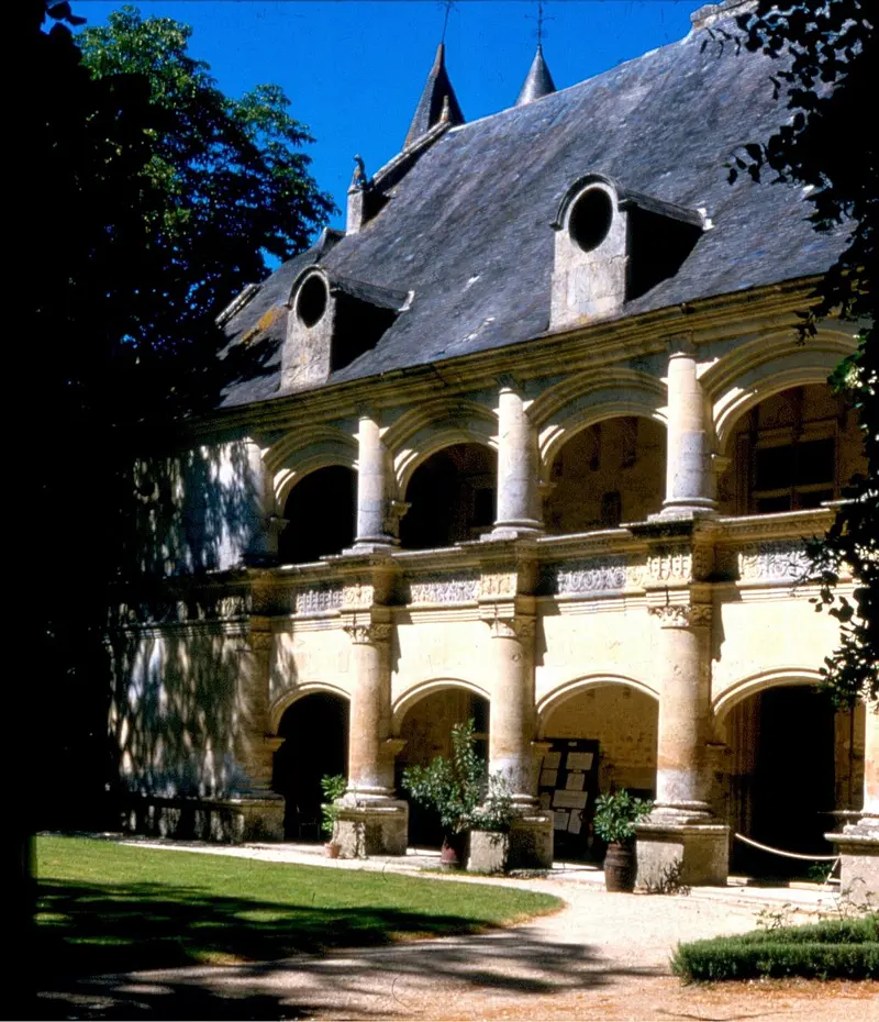 Dampierre sur Boutonne facade, about 0.1 km from Camping Municipal de Dampierre-sur-Boutonne