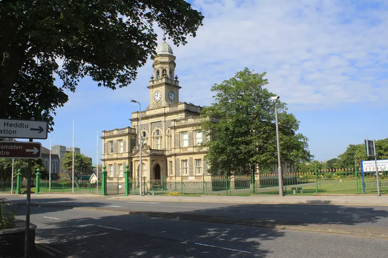 Llanelli Town Hall (geograph 2490850)